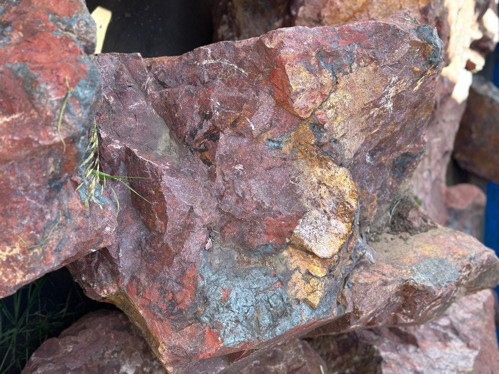 Камни для ландшафтного дизайна красно-фиолетовые 10-60 килограмм купить в Кемерово