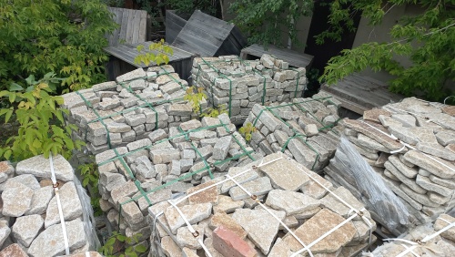 Гранитный плитняк галтованный для мощения купить в Кемерово