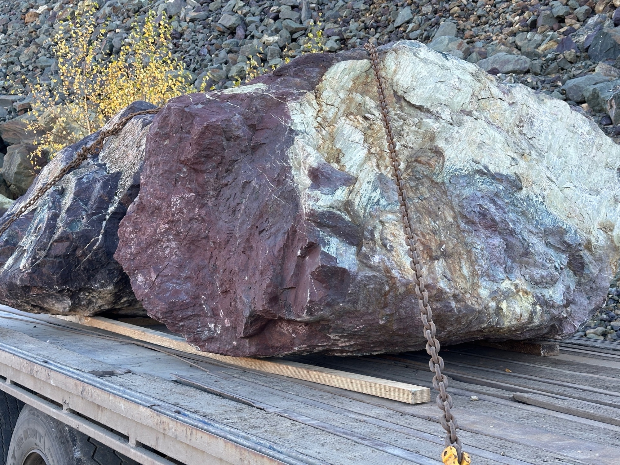 Огромные красно-фиолетовые валуны для ландшафтного дизайна весом более 5 тонн купить в Кемерово