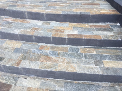 Плитка из Златолита Уральского для лестницы купить в Кемерово