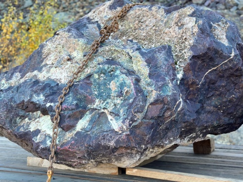 Огромные красно-фиолетовые валуны для ландшафтного дизайна весом более 5 тонн купить в Кемерово