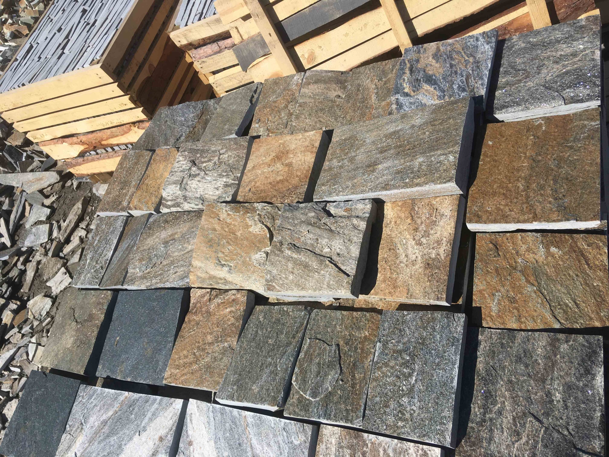 Плитка пилёная златолит Уральский для цоколя, отмостки купить в Кемерово