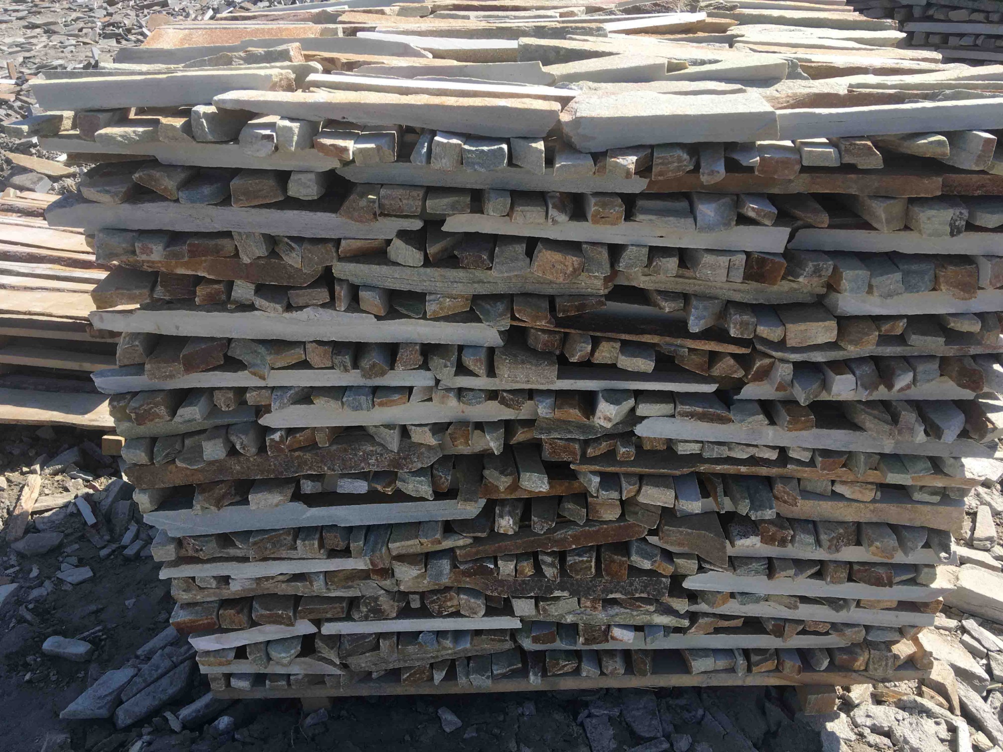 Горбушка златолит золотистый для облицовки купить в Кемерово