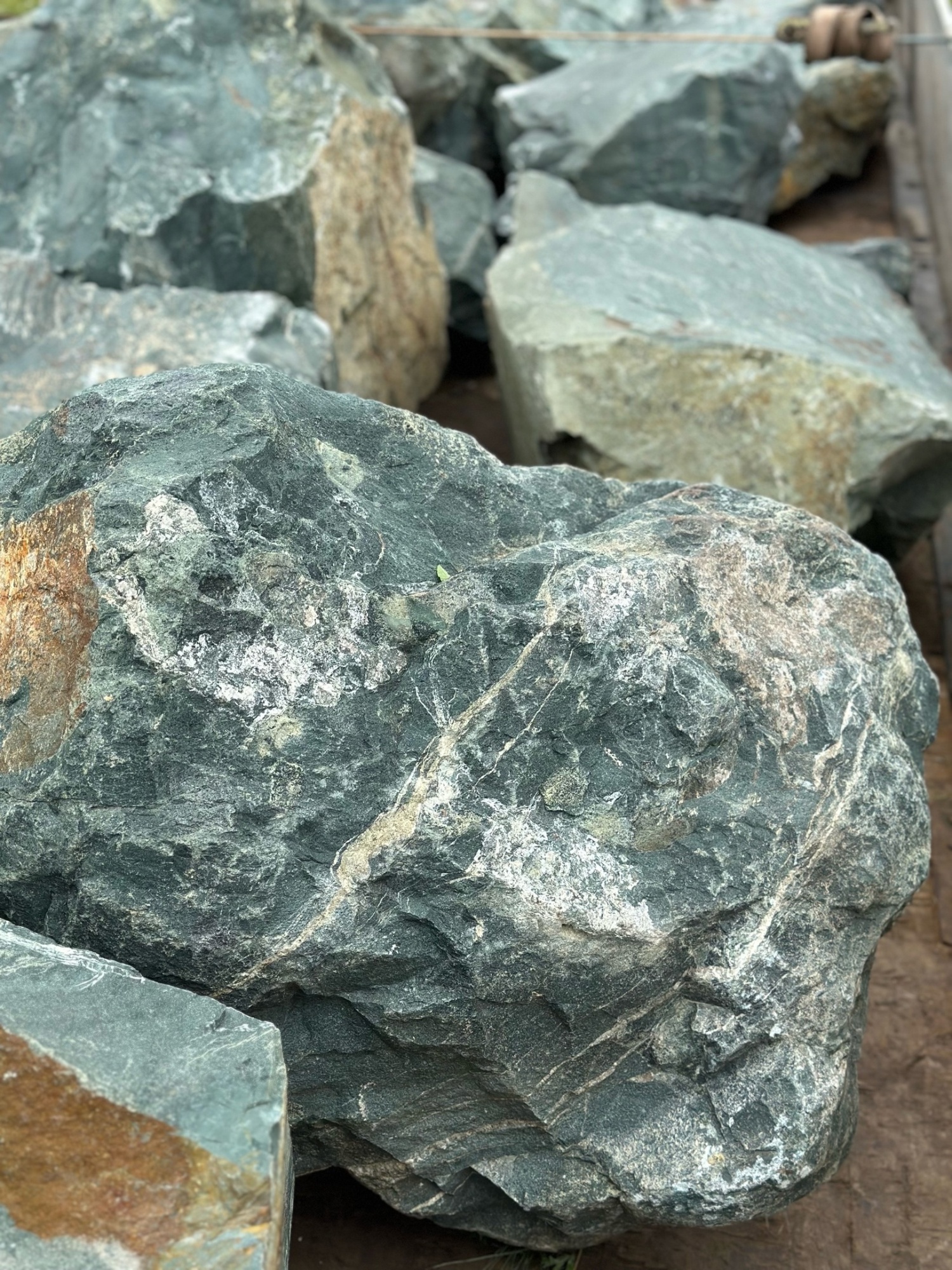 Камни для ландшафтного дизайна зелёные 10-60 килограмм купить в Кемерово