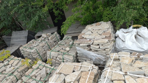 Гранитный плитняк галтованный для мощения купить в Кемерово