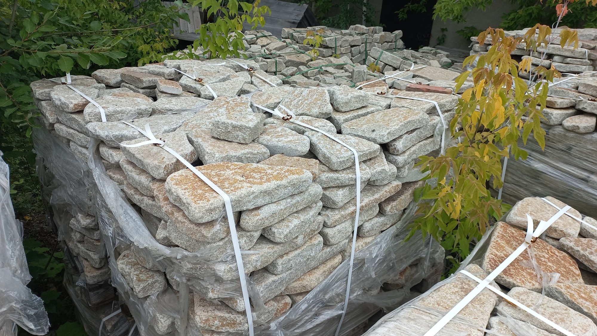 Плитняк галтованный гранитный для ландшафтного дизайна купить в Кемерово