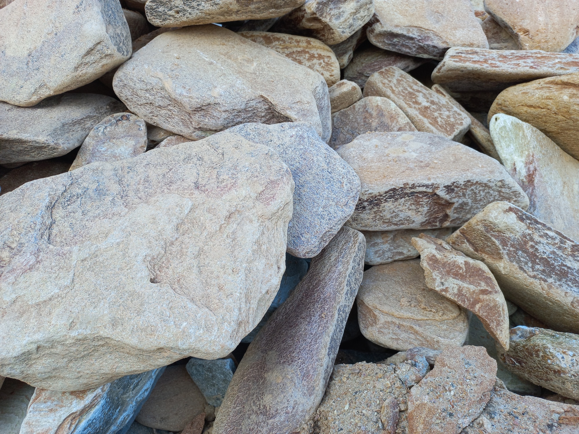 Златолит жёлтый, жёлто-зелёный глыбки и валуны для ланшафтного дизайна купить в Кемерово