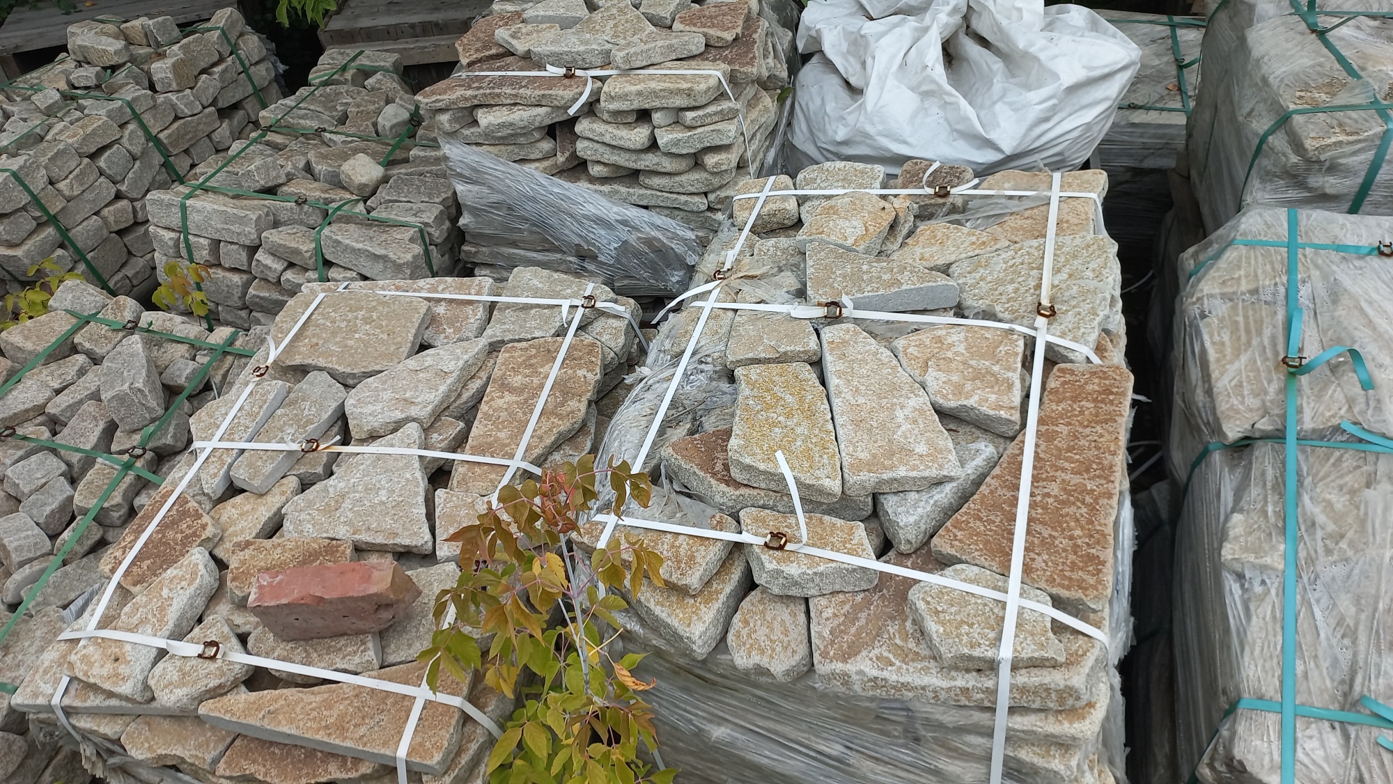 Плитняк гранитный галтованный купить в Кемерово