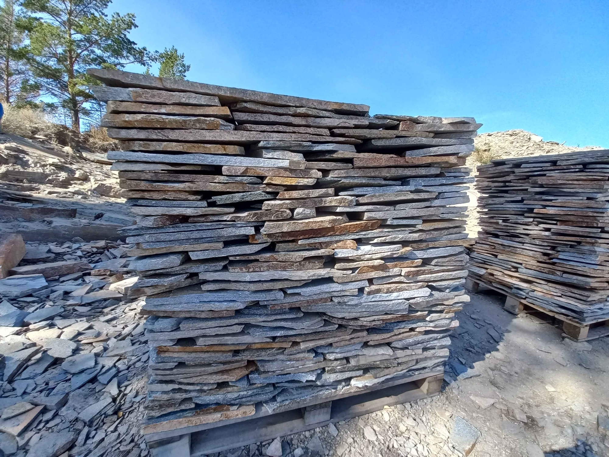 Плитняк златолит серебристый для фасада купить в Кемерово