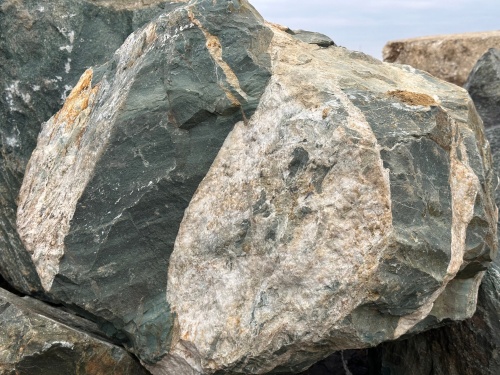 Гигантские зелёные валуны для ландшафтного дизайна весом более 5 тонн купить в Кемерово