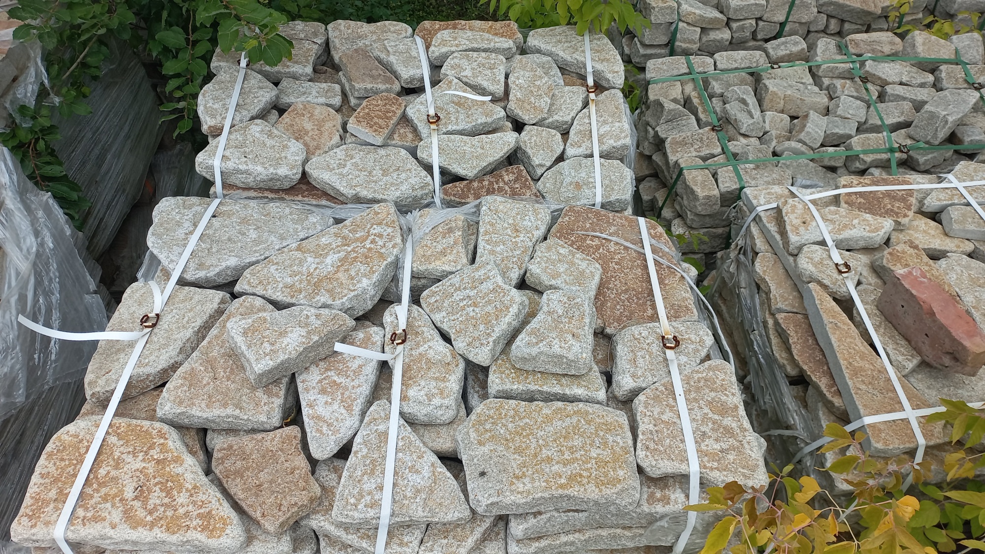 Гранитный плитняк галтованный для мощения купить в Кемерово