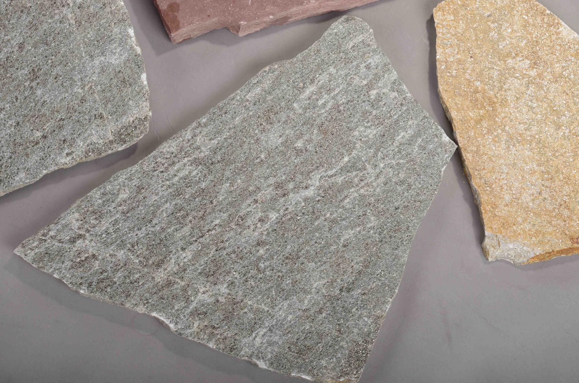 Плитняк златолит Уральский  для фасада купить в Кемерово